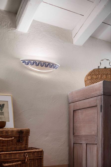 White ceramic wall lamp TRIESTE with cobalt pattern