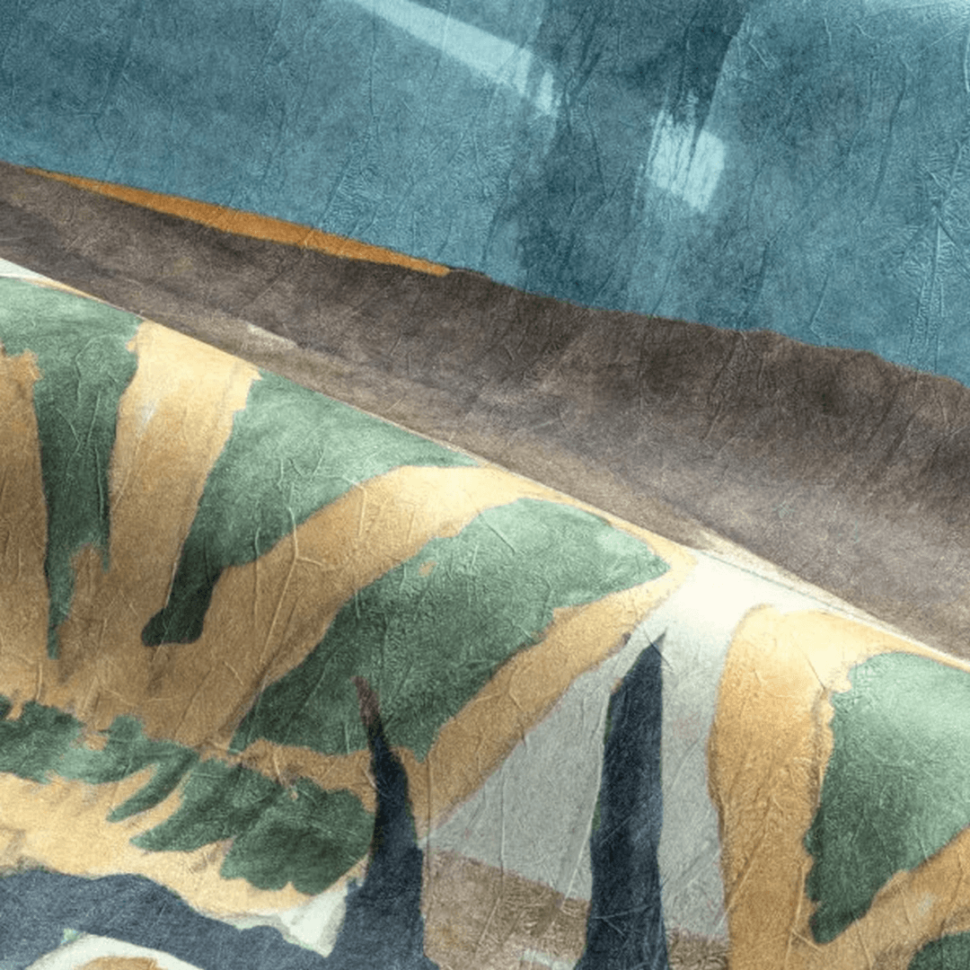 Abstrakte textiele muurschildering met plantaardig motief JARDIN DANSÉ - BLEU PERSAN AMBRE blauw met goud