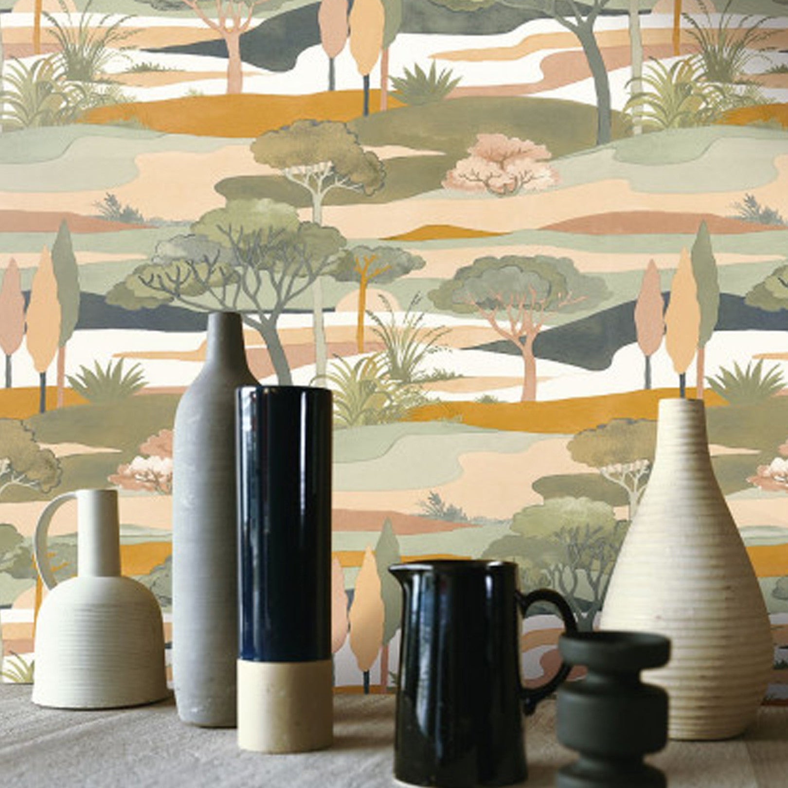 Behang met een landschap en plantaardig motief CAP FERRET - CÉLADON/AMBRE zeegroen met goud