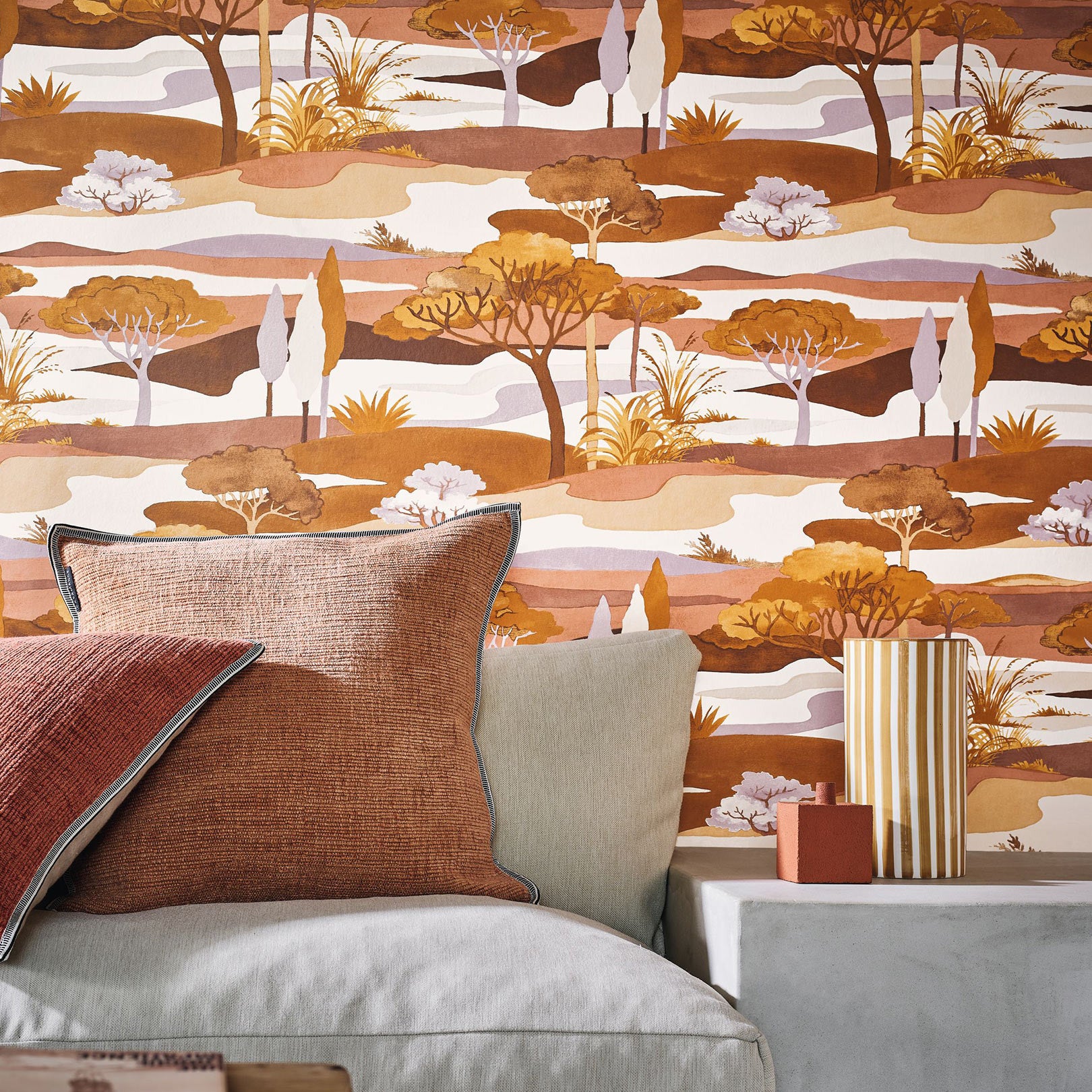 Behang met een landschap en plantmotief CAP FERRET - OCRE/NUDE oranje met beige