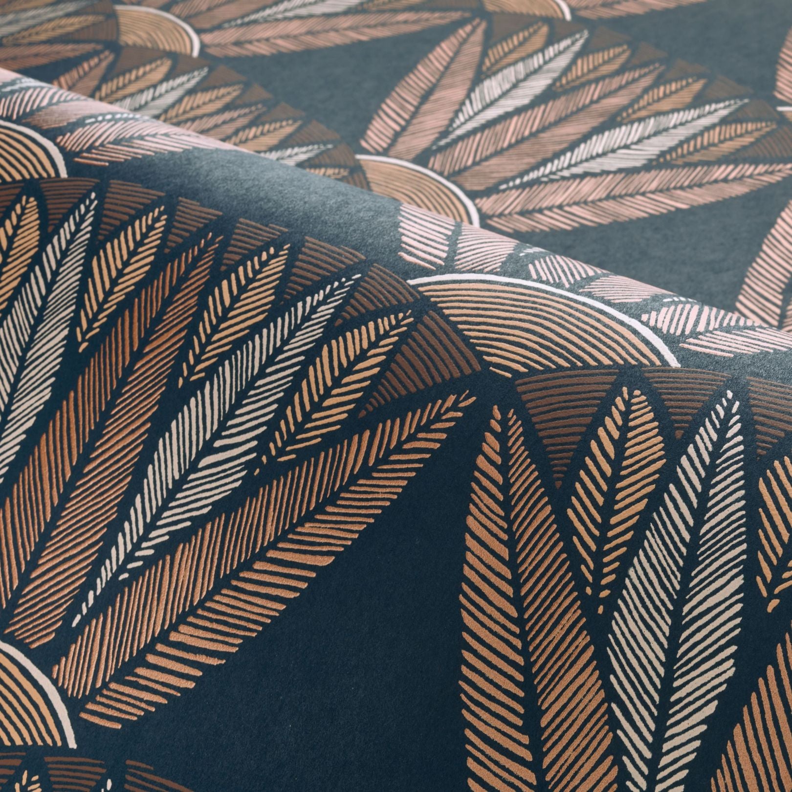 Behang met een plantenmotief van lotusbloemen CASTALIA - MARINE/TERRACOTTA marineblauw met terracotta