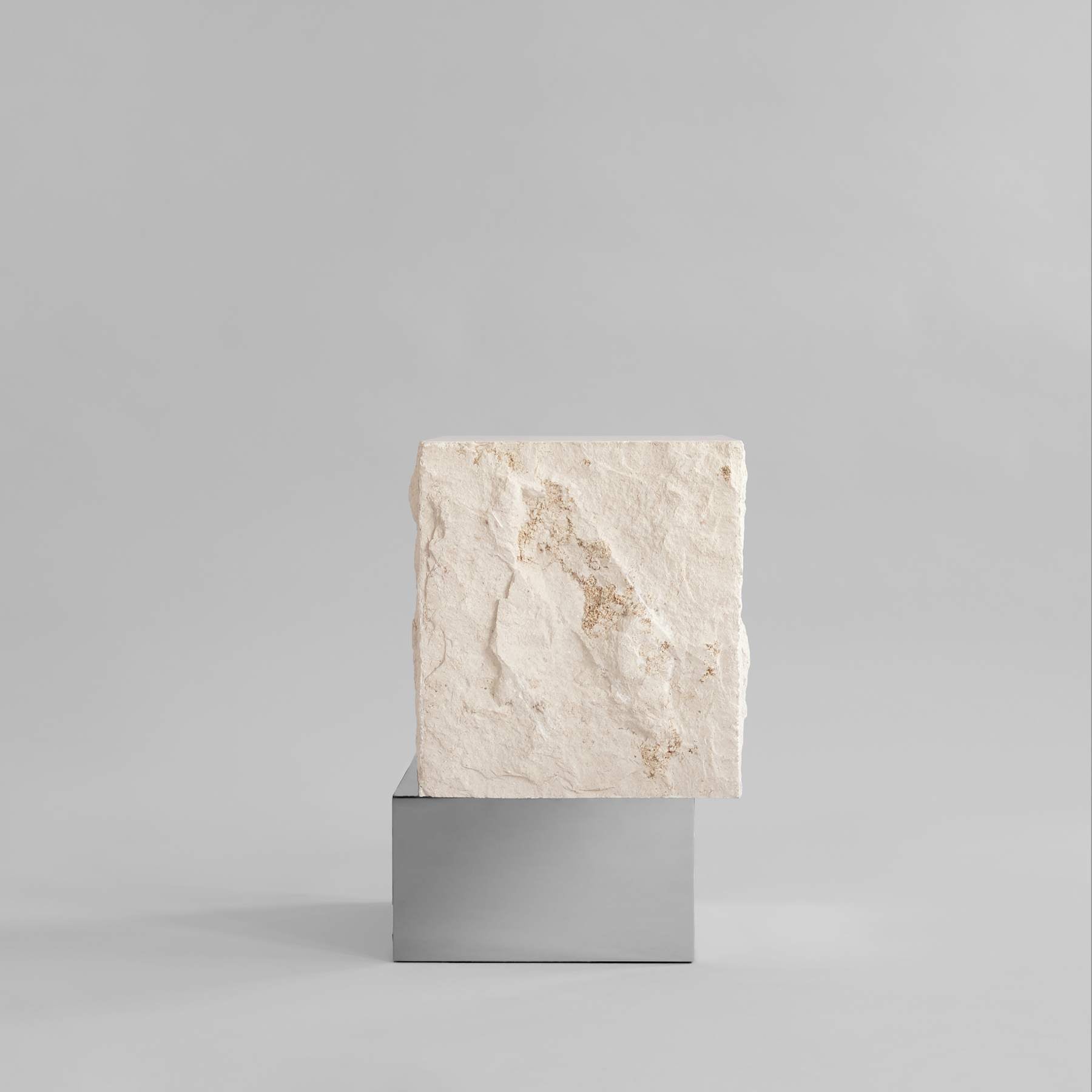 TEMPLE Kalkstein-Couchtisch mit silbernem Fuß