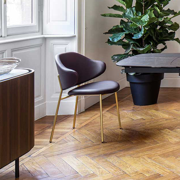 Gestoffeerde HOLLY stoel met een donkere houten basis