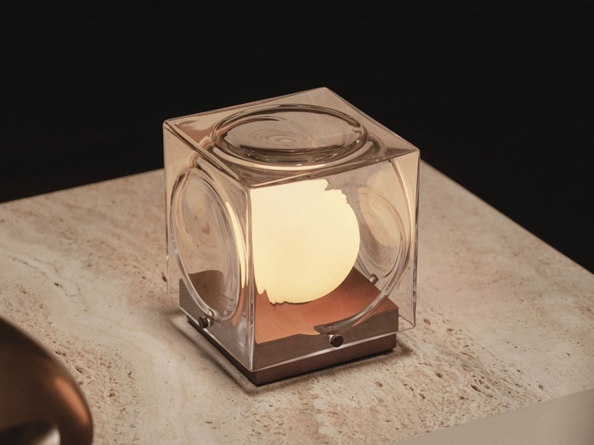 Draagbare lamp CHANT met glazen kap en gouden voet