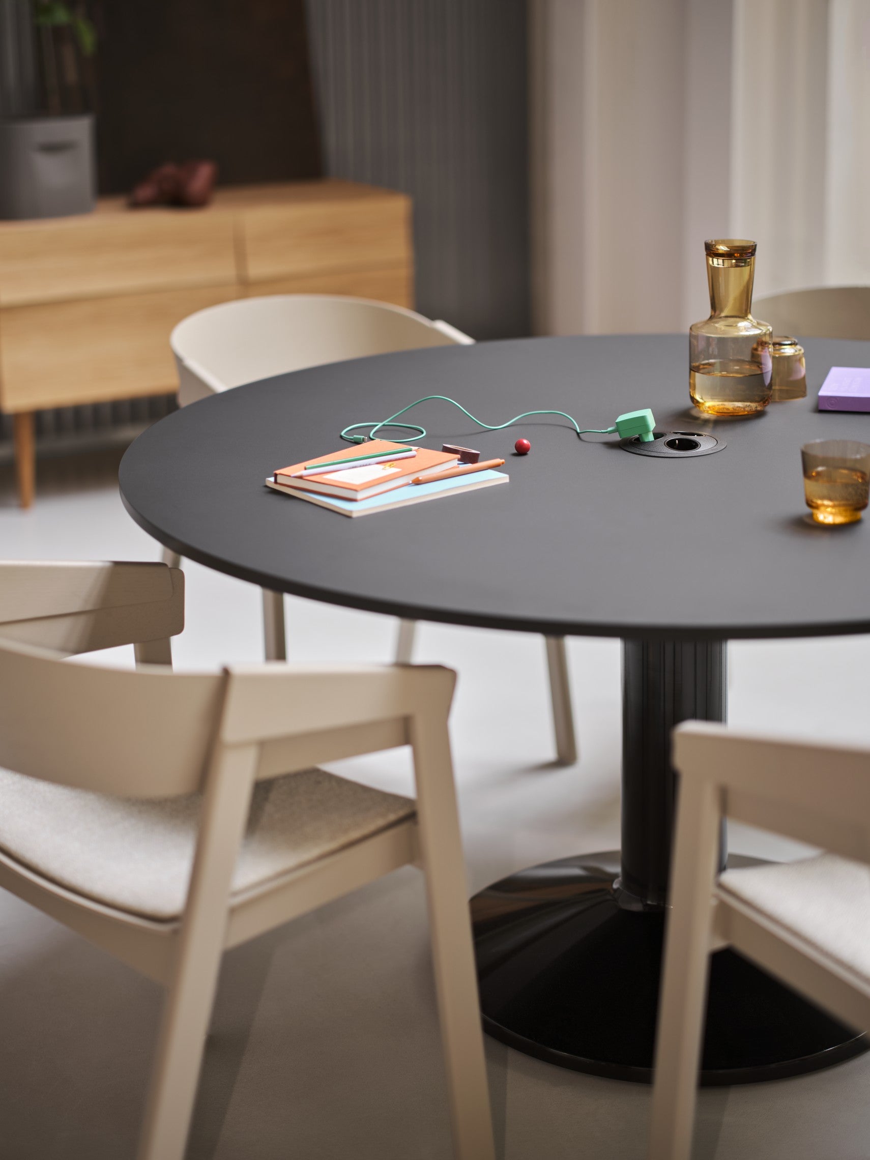 COVER fauteuil met armleuningen, gepersonaliseerd met een donkerbeige basis