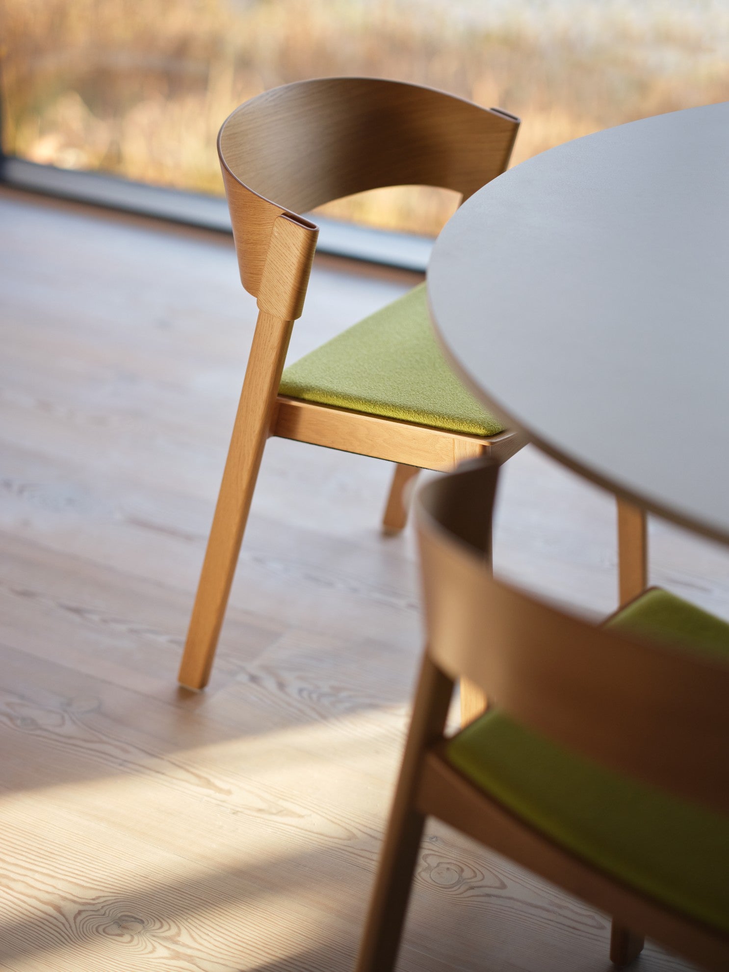 Gepersonaliseerde COVER stoel met eikenhouten basis