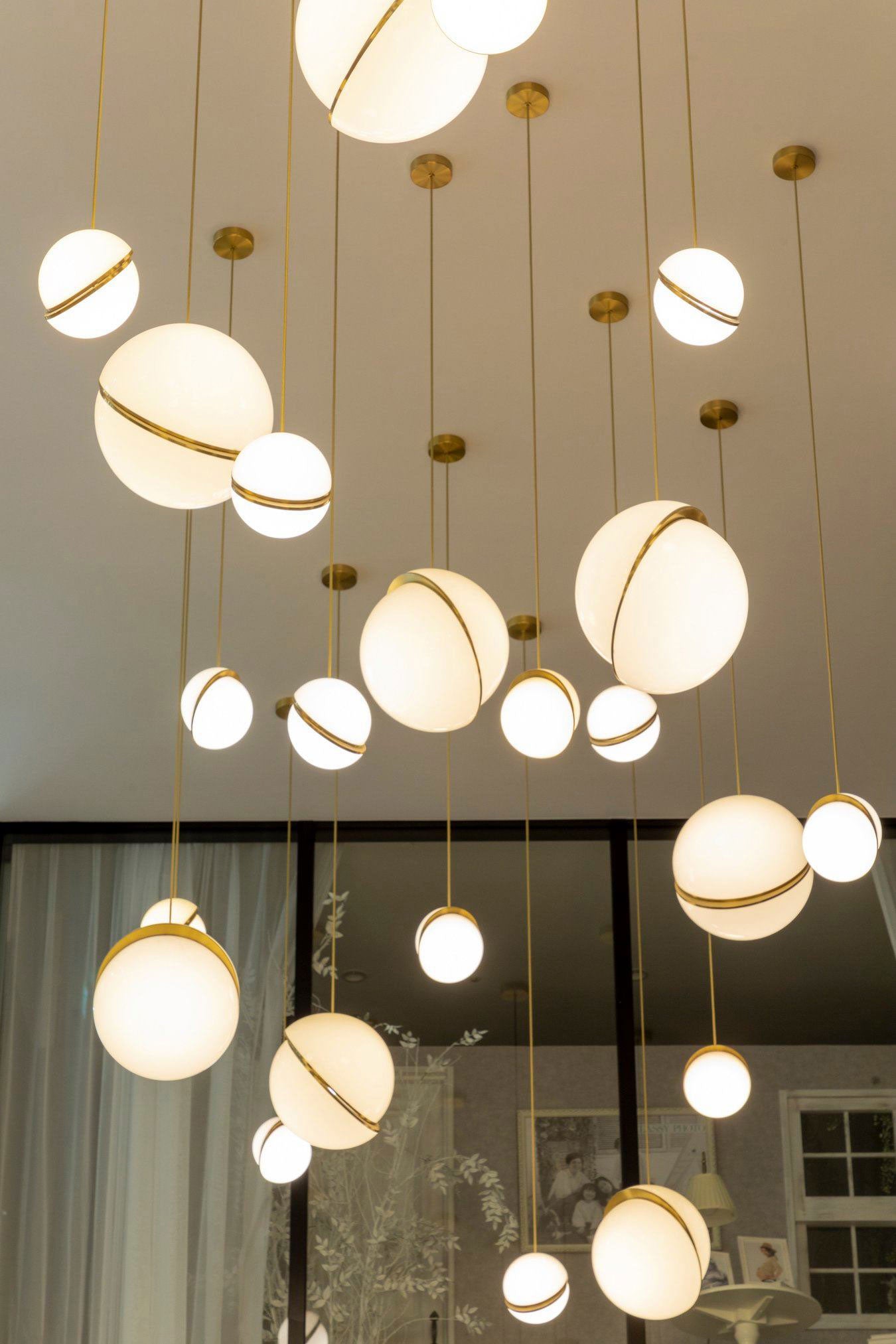 Hanglamp CRESCENT met opalen glazen kap en messing.