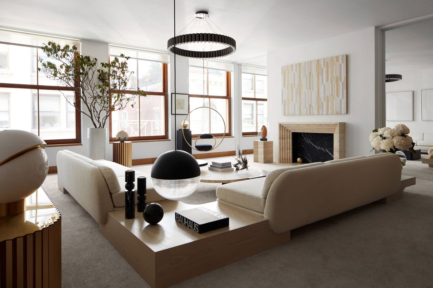 Tafellamp CRESCENT met opalen glazen kap en messing voet