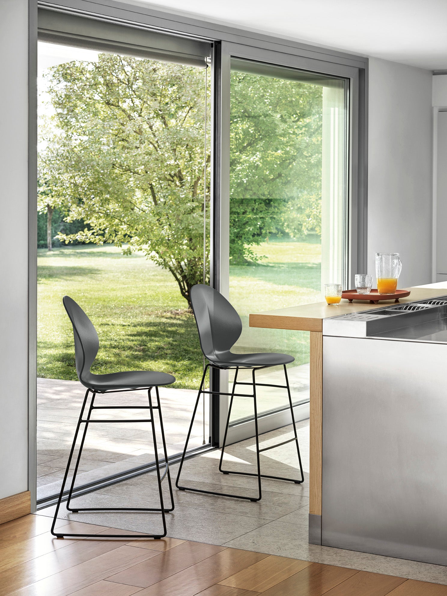 Barhocker BASIL taupe mit Sitzfläche und verchromtem Metallgestell