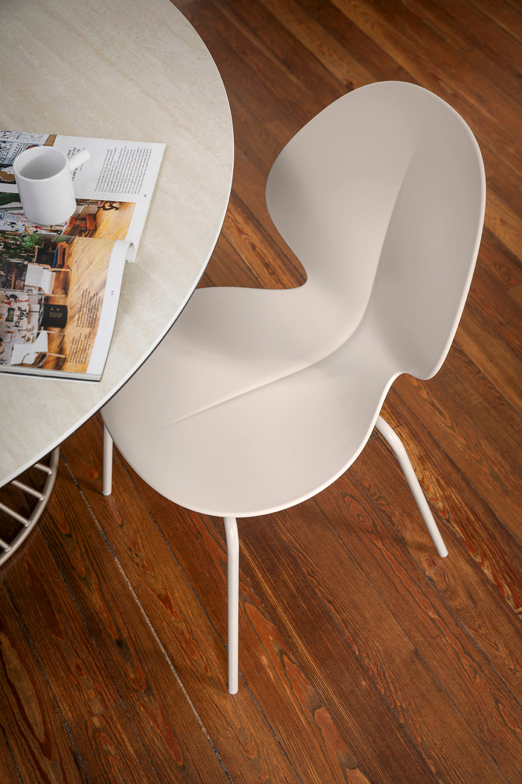 Stoel BASIL witte zitting met verchroomde metalen basis