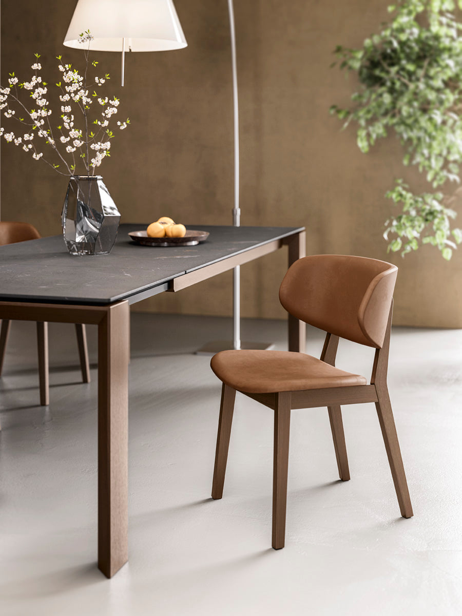 Stoel CLAIRE taupe met zwarte houten basis