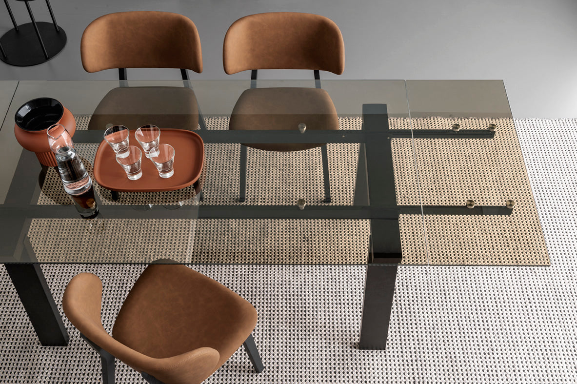 Stoel CLAIRE taupe met zwarte houten basis