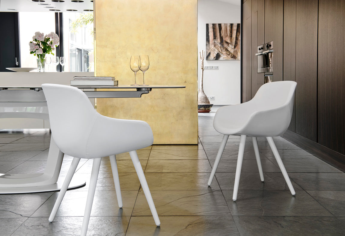 IGLOO stoel met een notenhouten basis