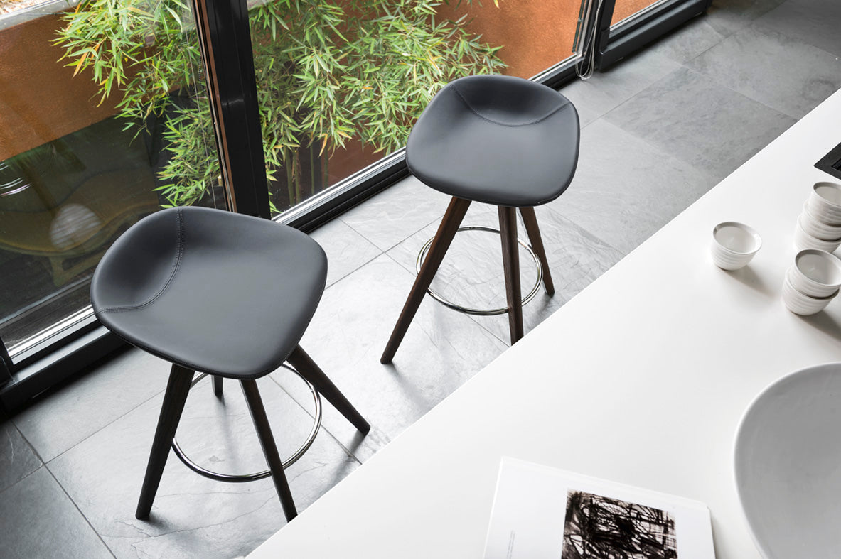 Barhocker PALM gepolstert mit dunklem Holzgestell