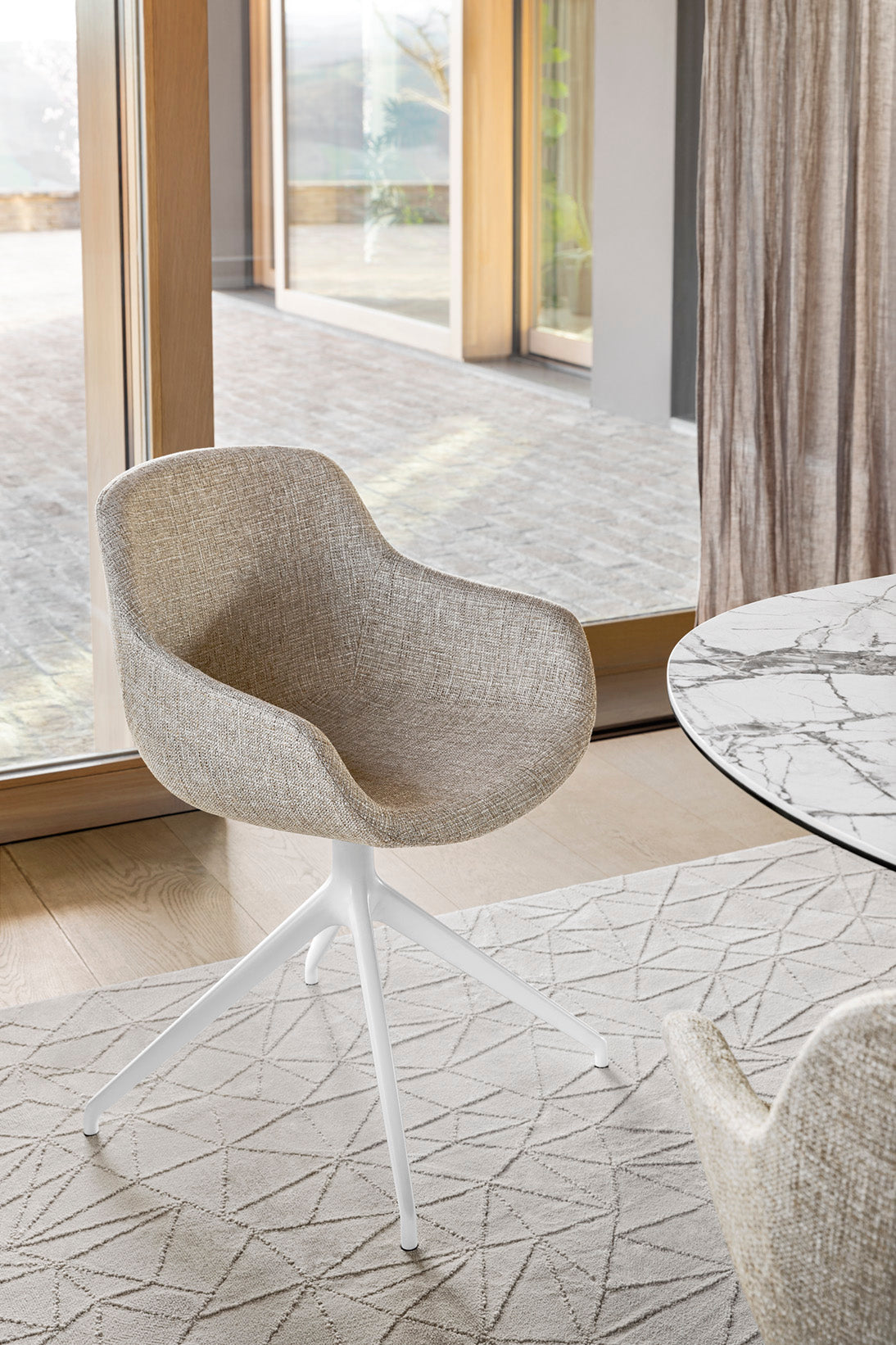 Drehstuhl IGLOO gepolstert mit schwarzem Fuß