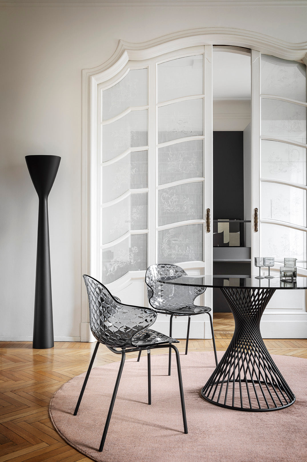 Stoel SAINT TROPEZ transparante zitting met gouden metalen basis