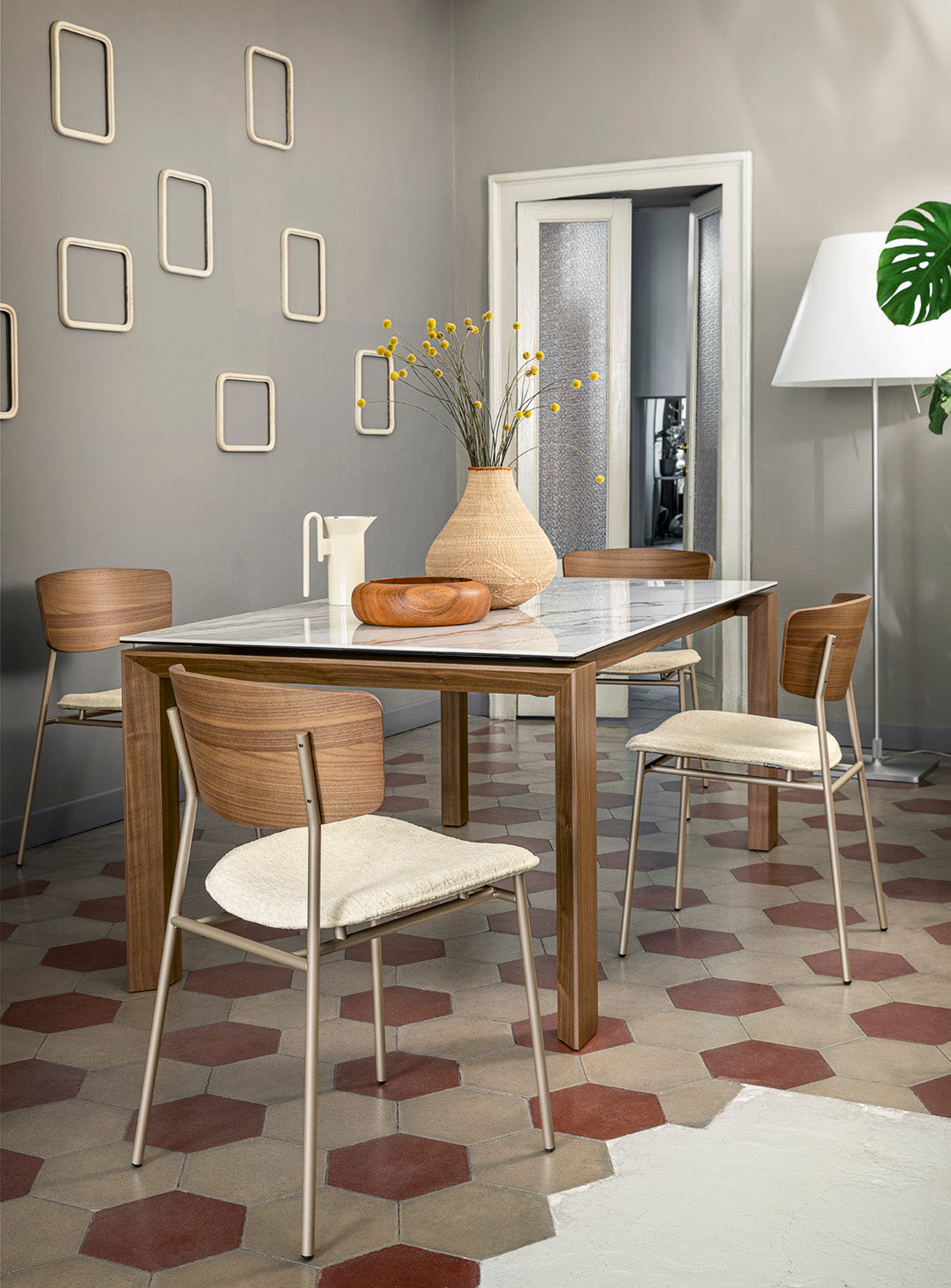 Ausziehbarer Tisch OMNIA mit weißer Tischplatte und Nussbaumfuß