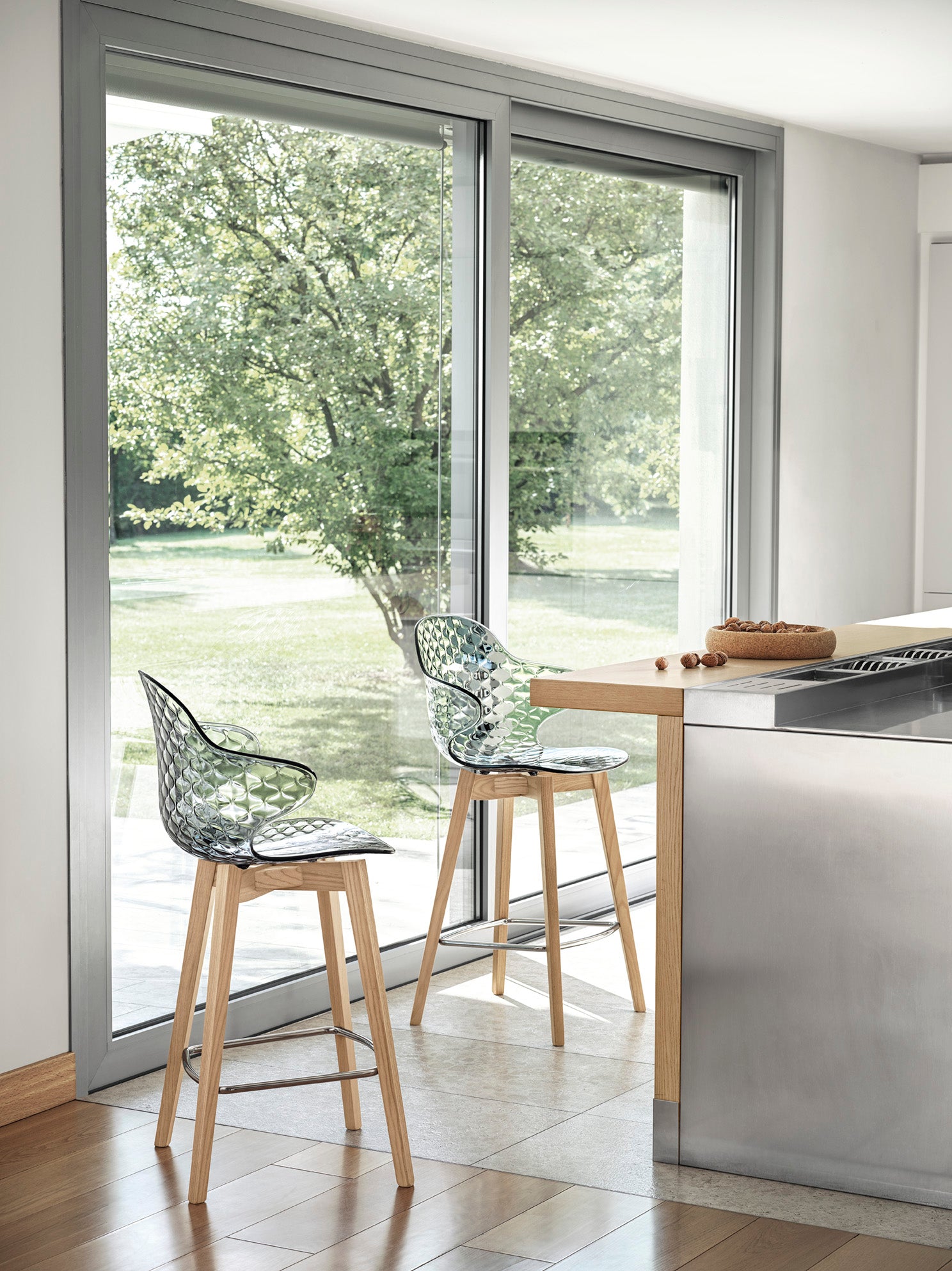 Barkruk SAINT TROPEZ met transparante zitting en donkere houten basis