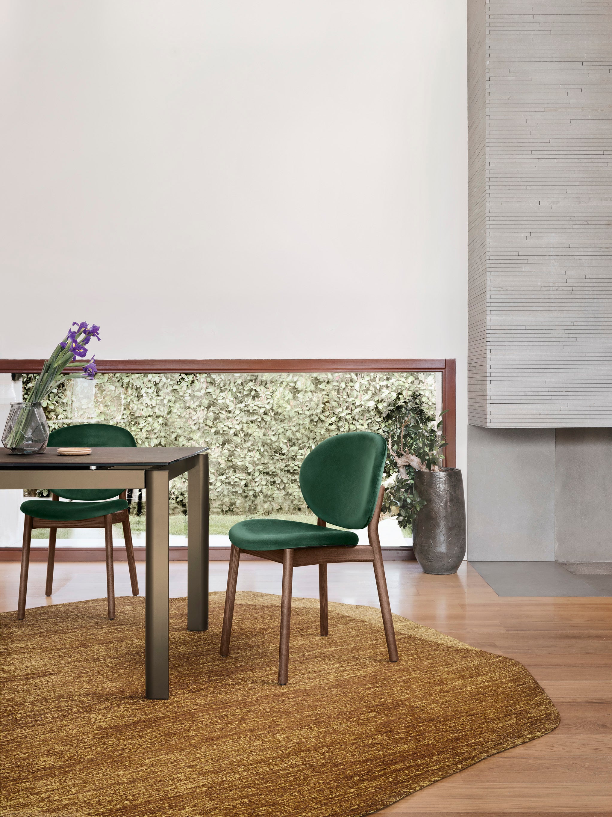 Uittrekbare tafel STREAM met zwart blad en zwarte basis