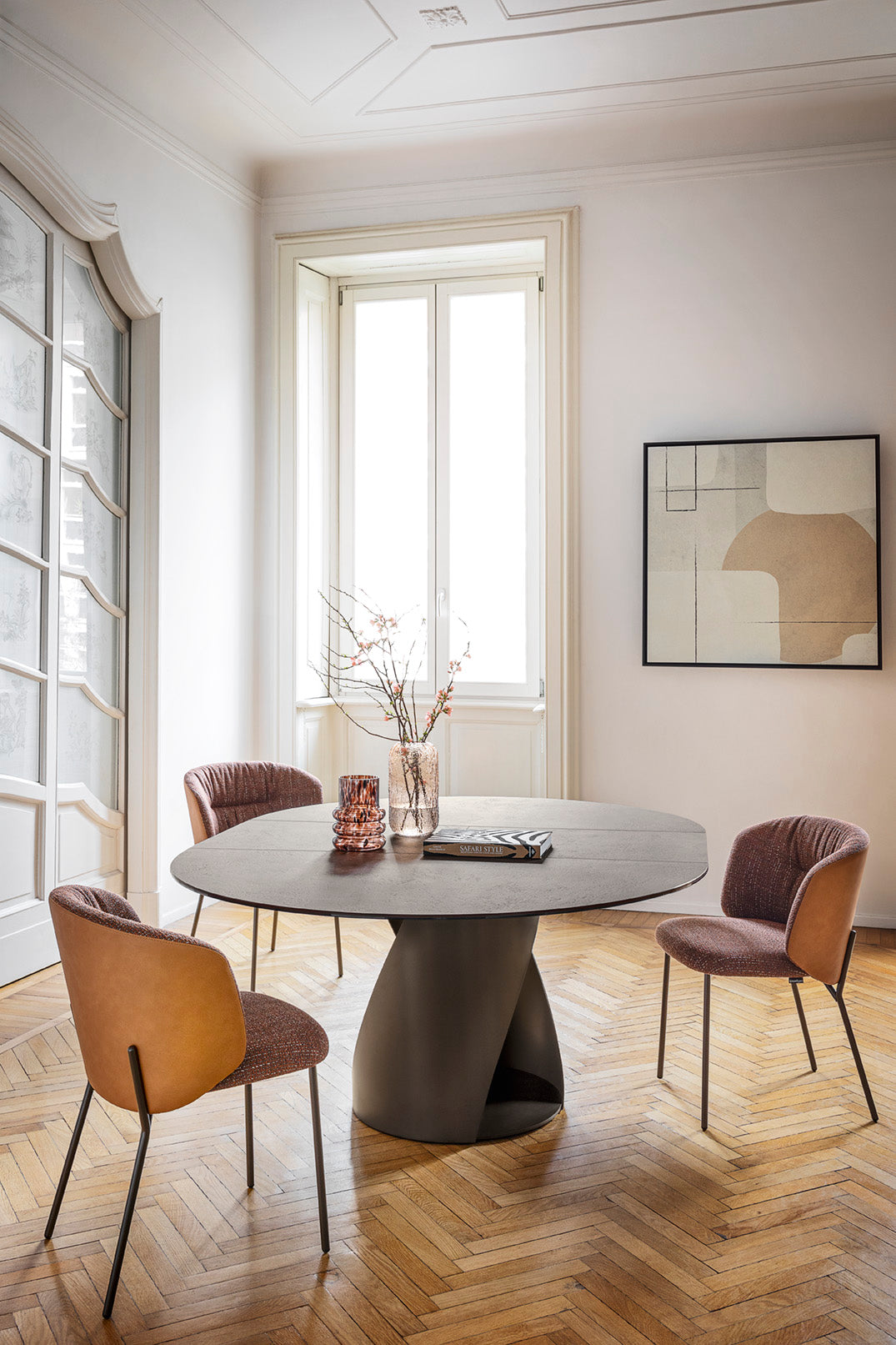 Round extendable table CYCLONE black top with brown base