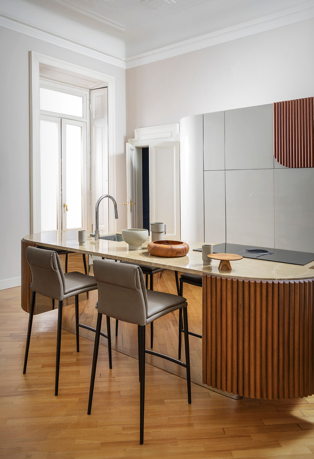 Barkruk CARMEN gestoffeerd met zwarte basis