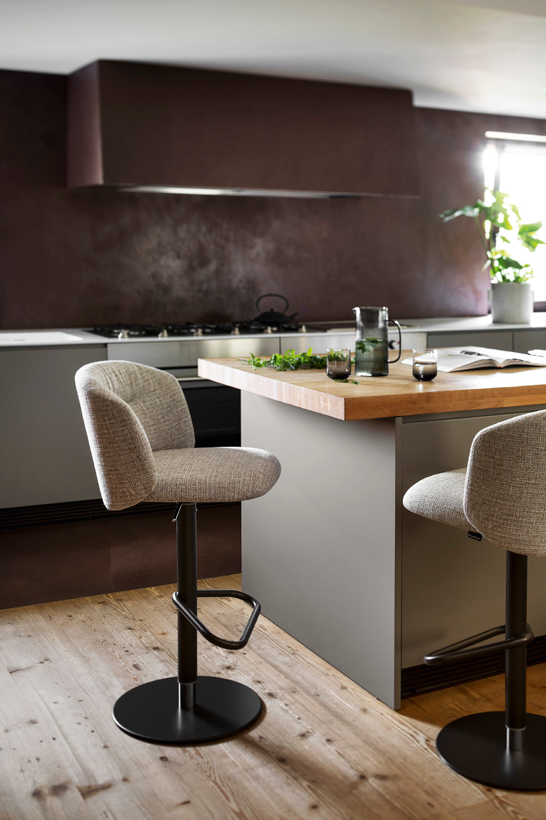 Drehbares Barhocker SWEEL mit braunem Metallgestell gepolstert