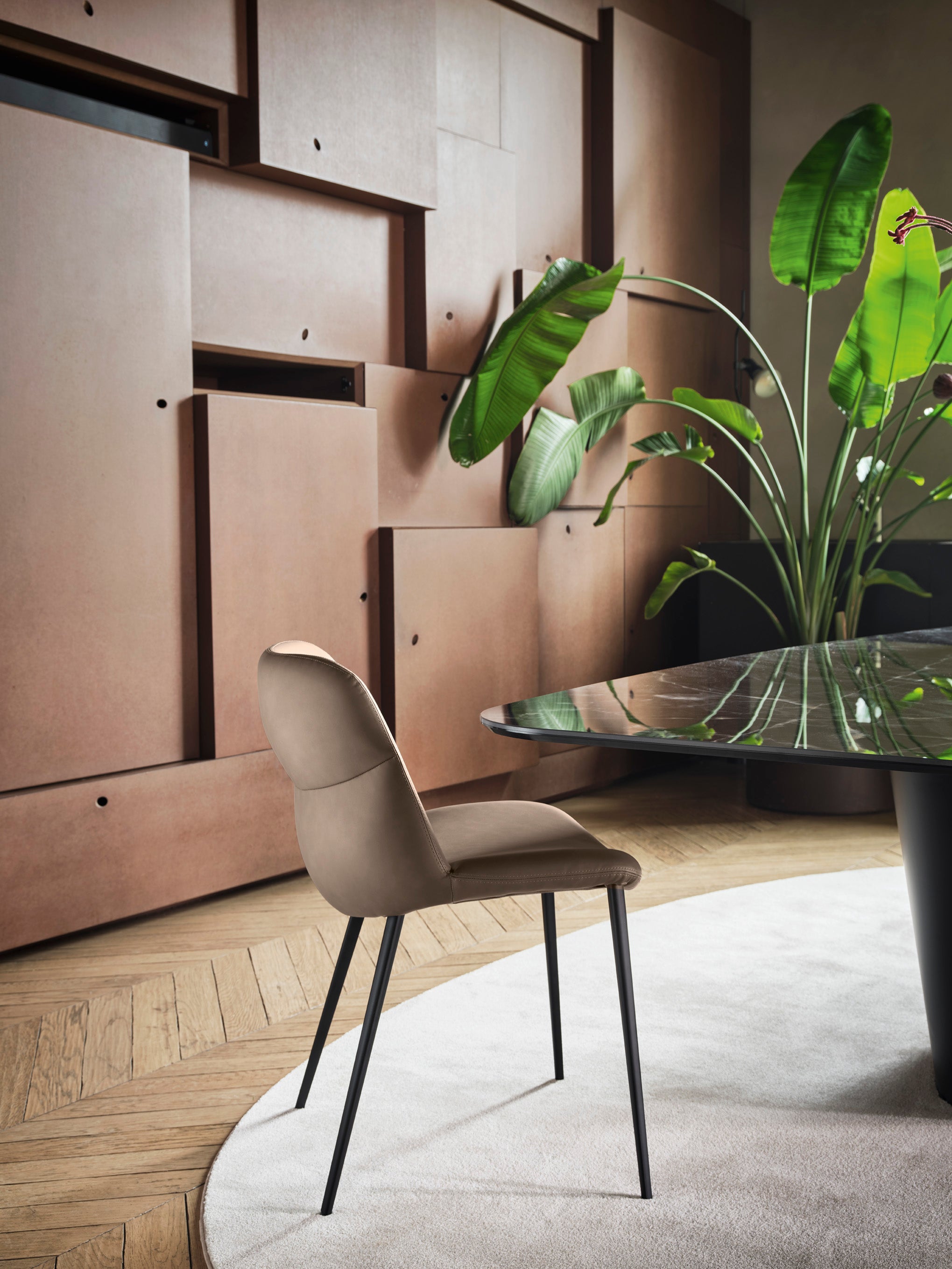 Gestoffeerde ONDA stoel met zwarte basis