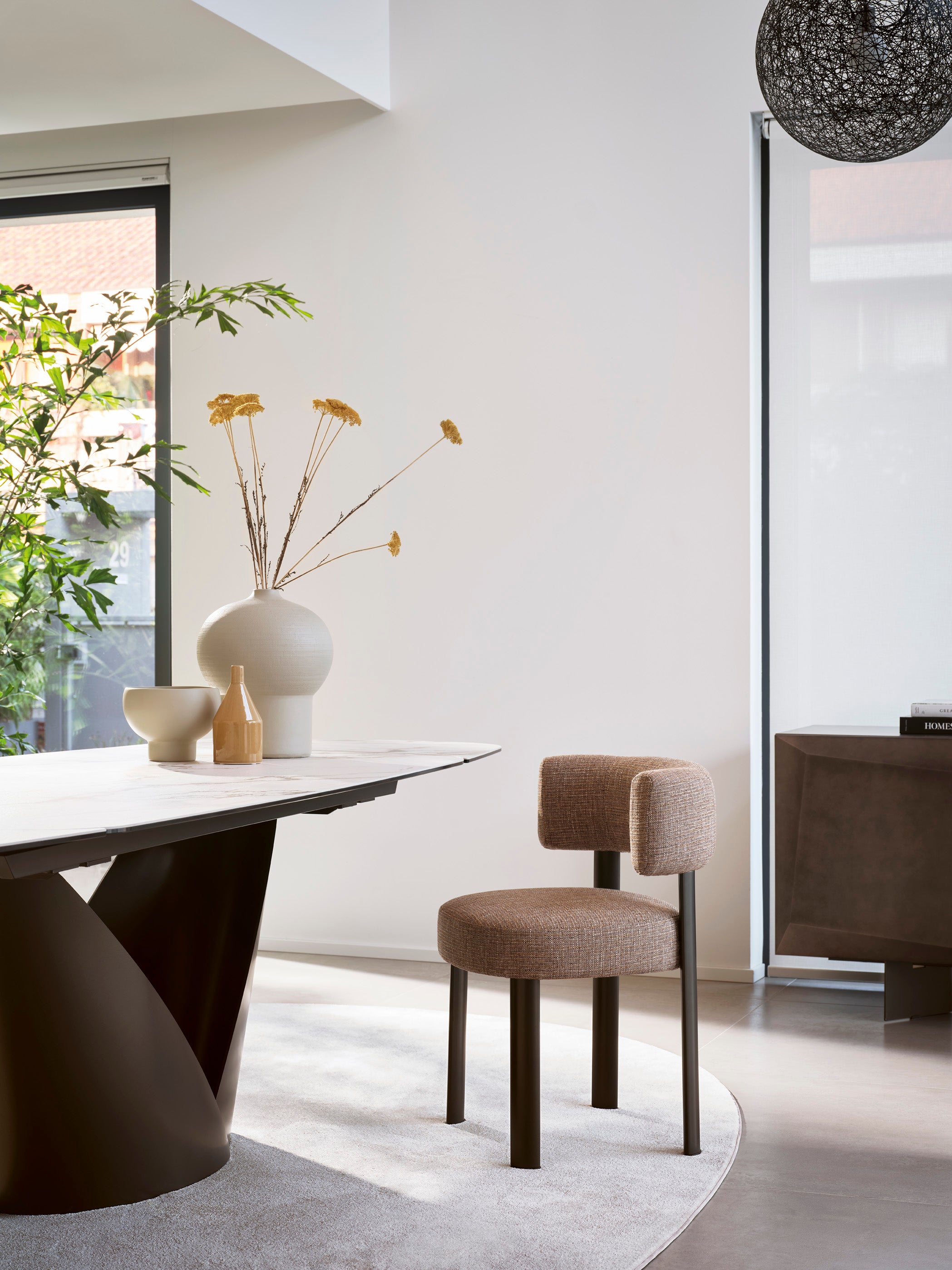 Polsterstuhl GLEN mit beiger Basis