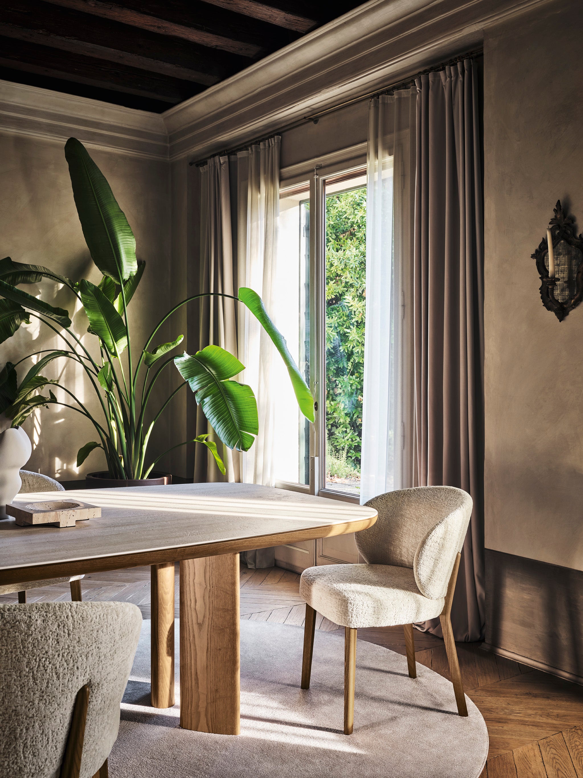 Tafel SANDY beige blad met notenhouten basis