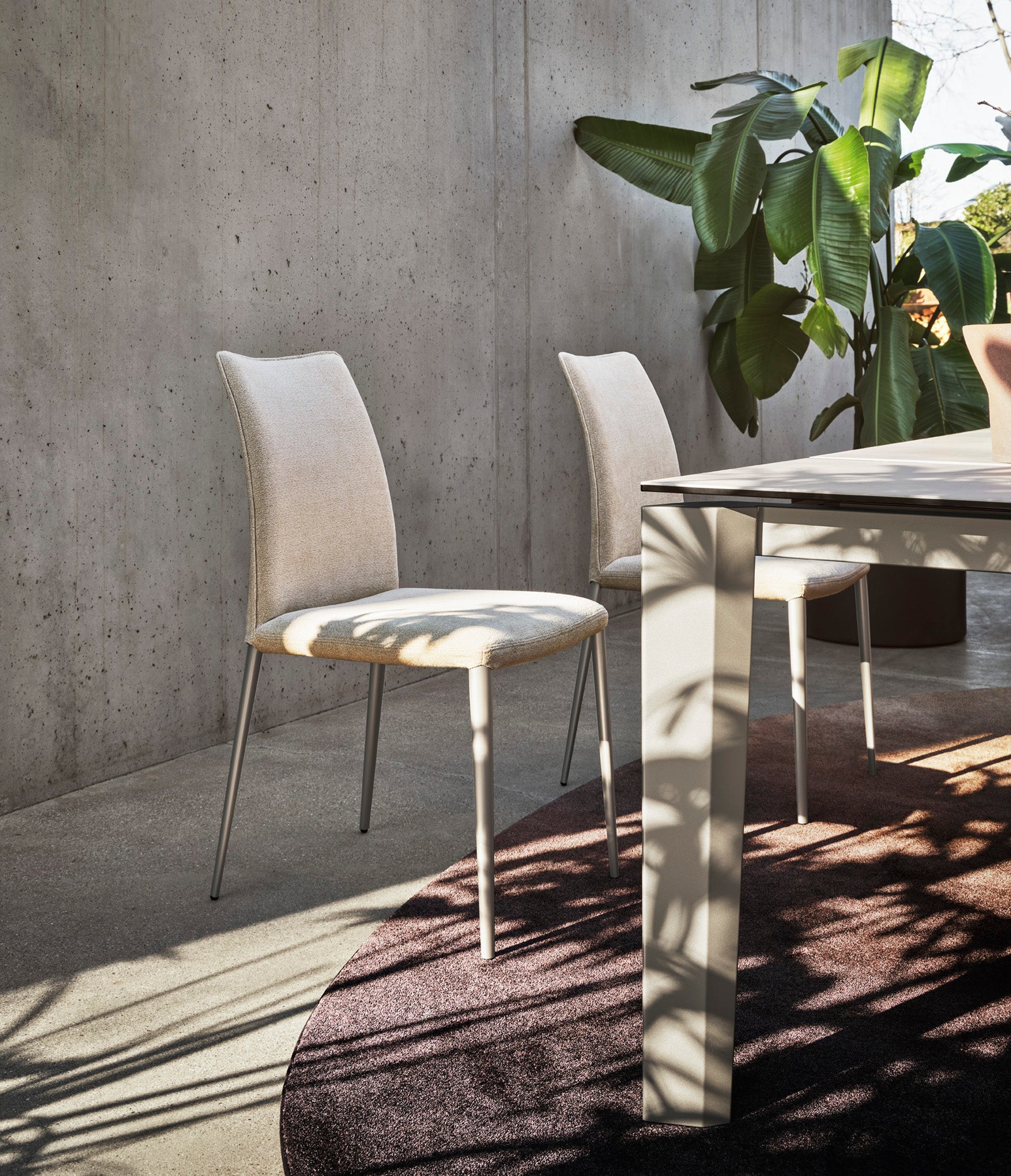 Ausziehbarer Tisch DELTA mit weißer Platte und schwarzem Gestell