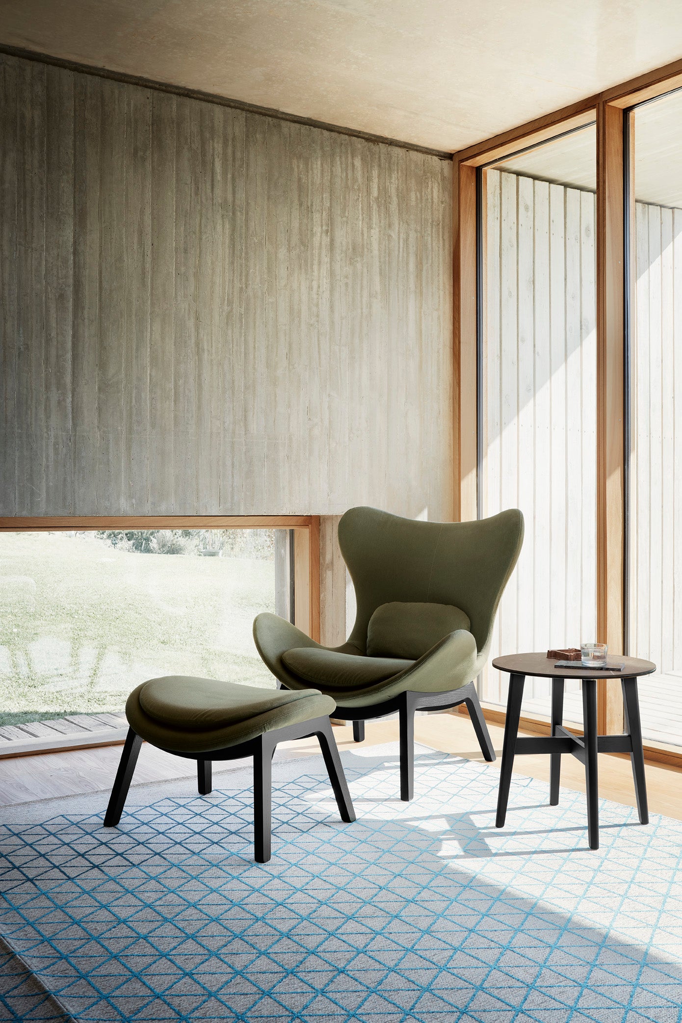 Fauteuil LAZY gestoffeerd met een donkere houten basis