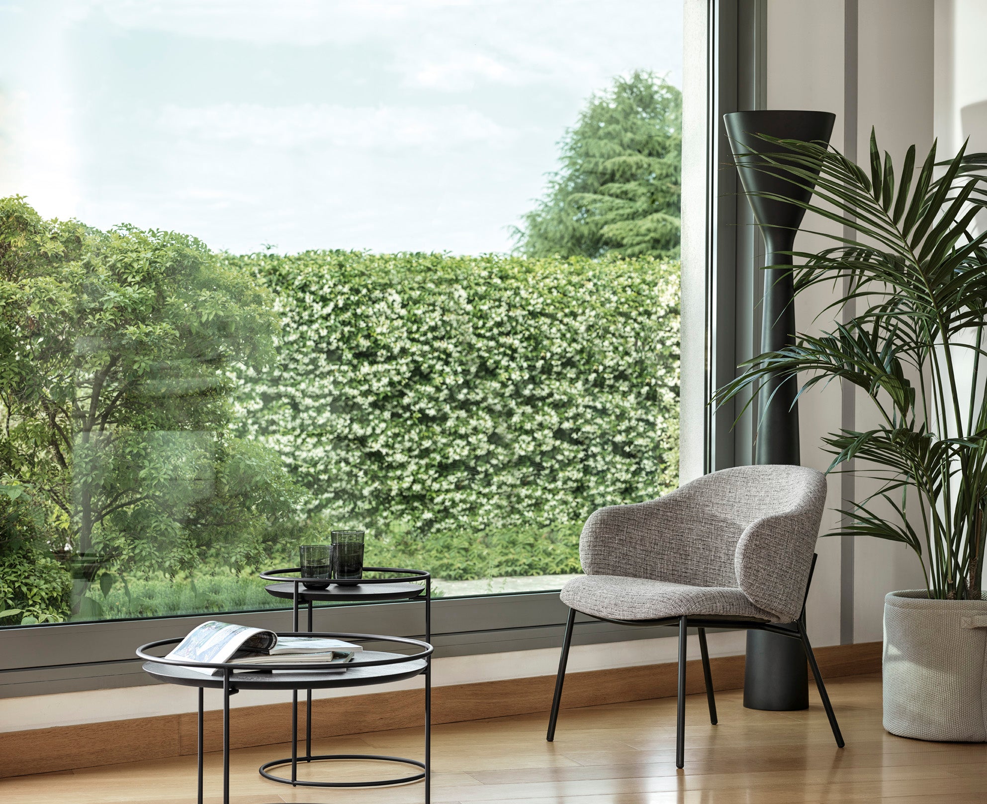 Fauteuil HOLLY gestoffeerd met zwarte basis