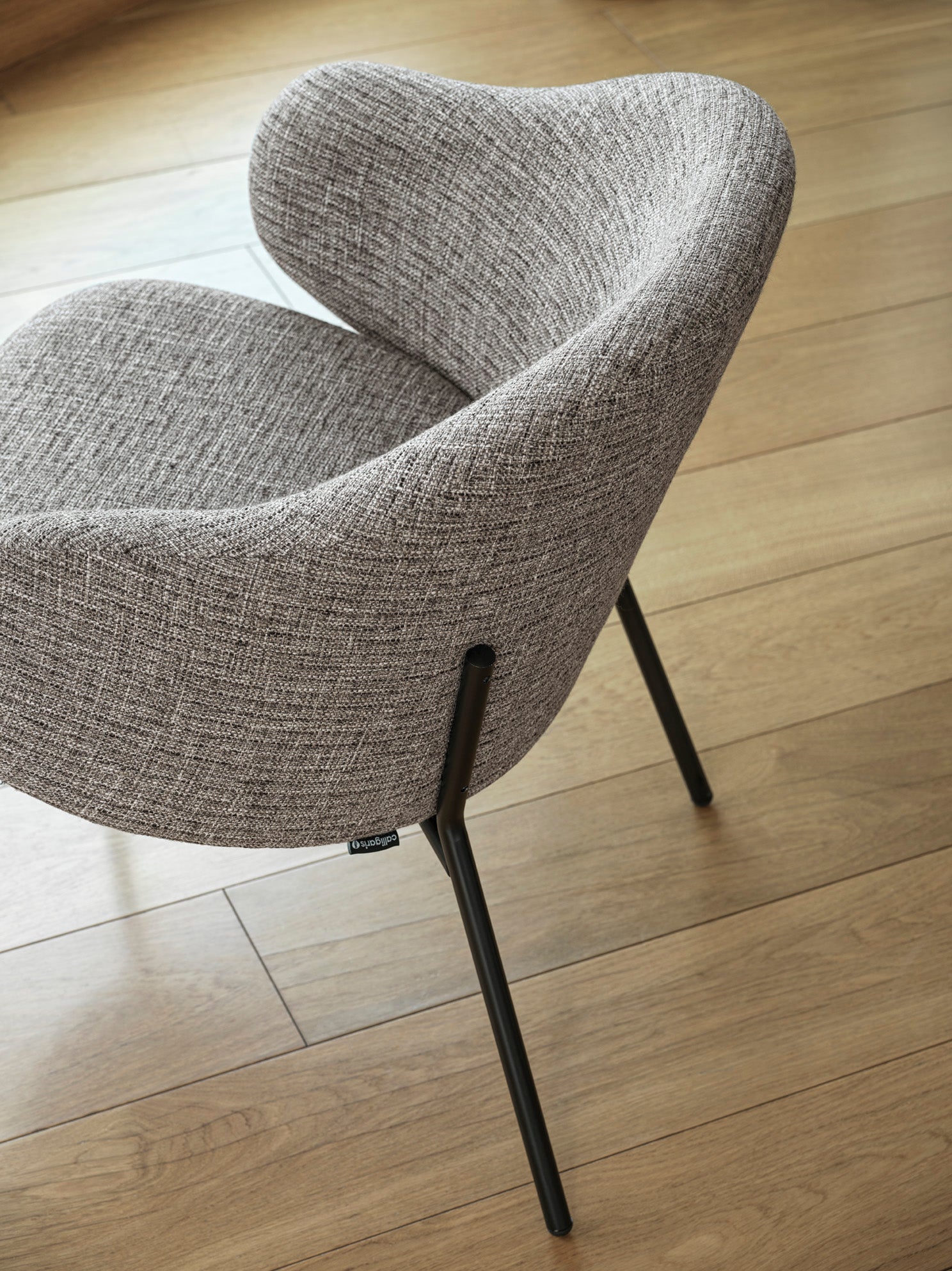 Fauteuil HOLLY gestoffeerd met zwarte basis