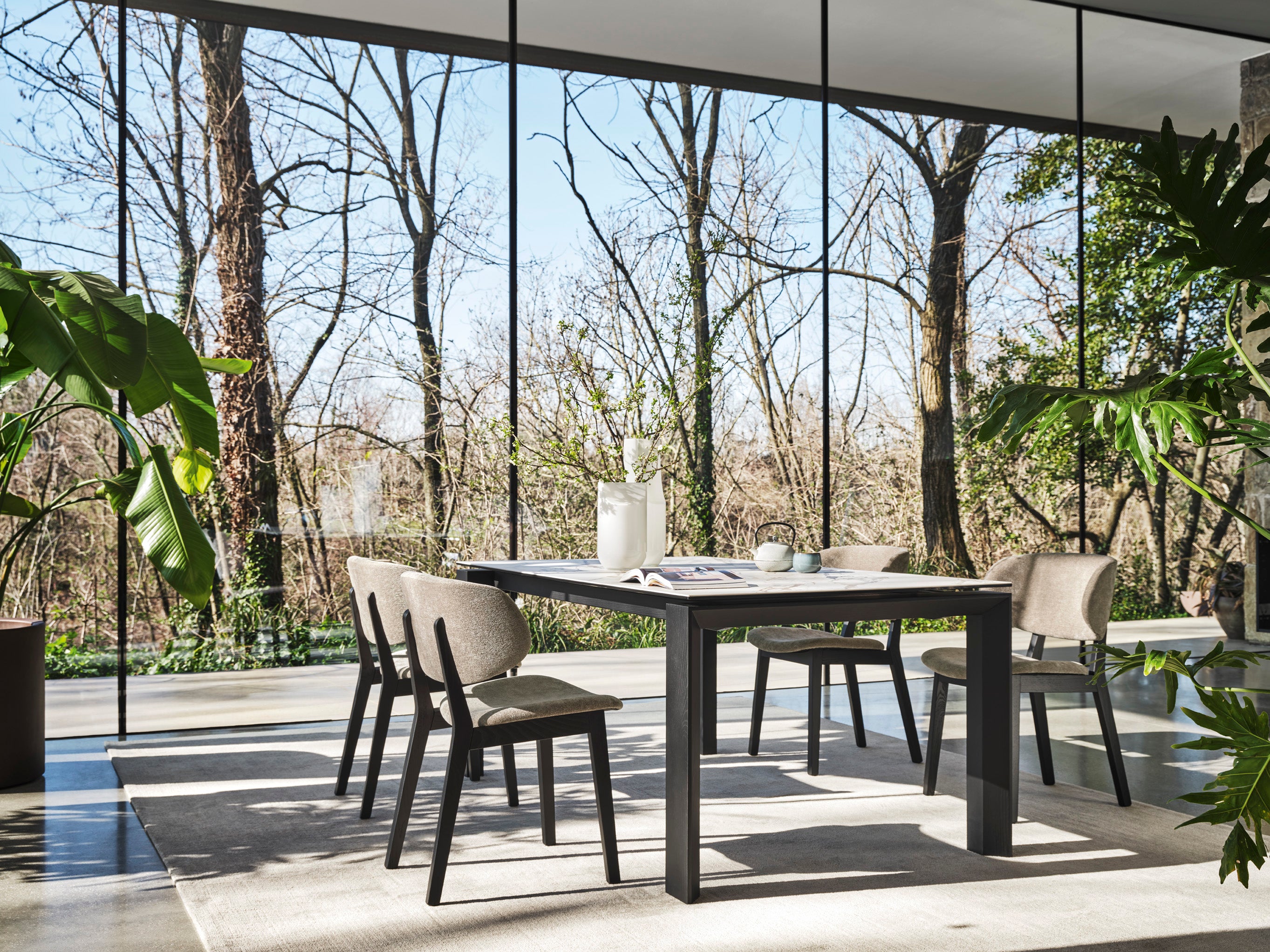 Ausziehbarer Tisch OMNIA mit weißer Tischplatte und Nussbaumfuß