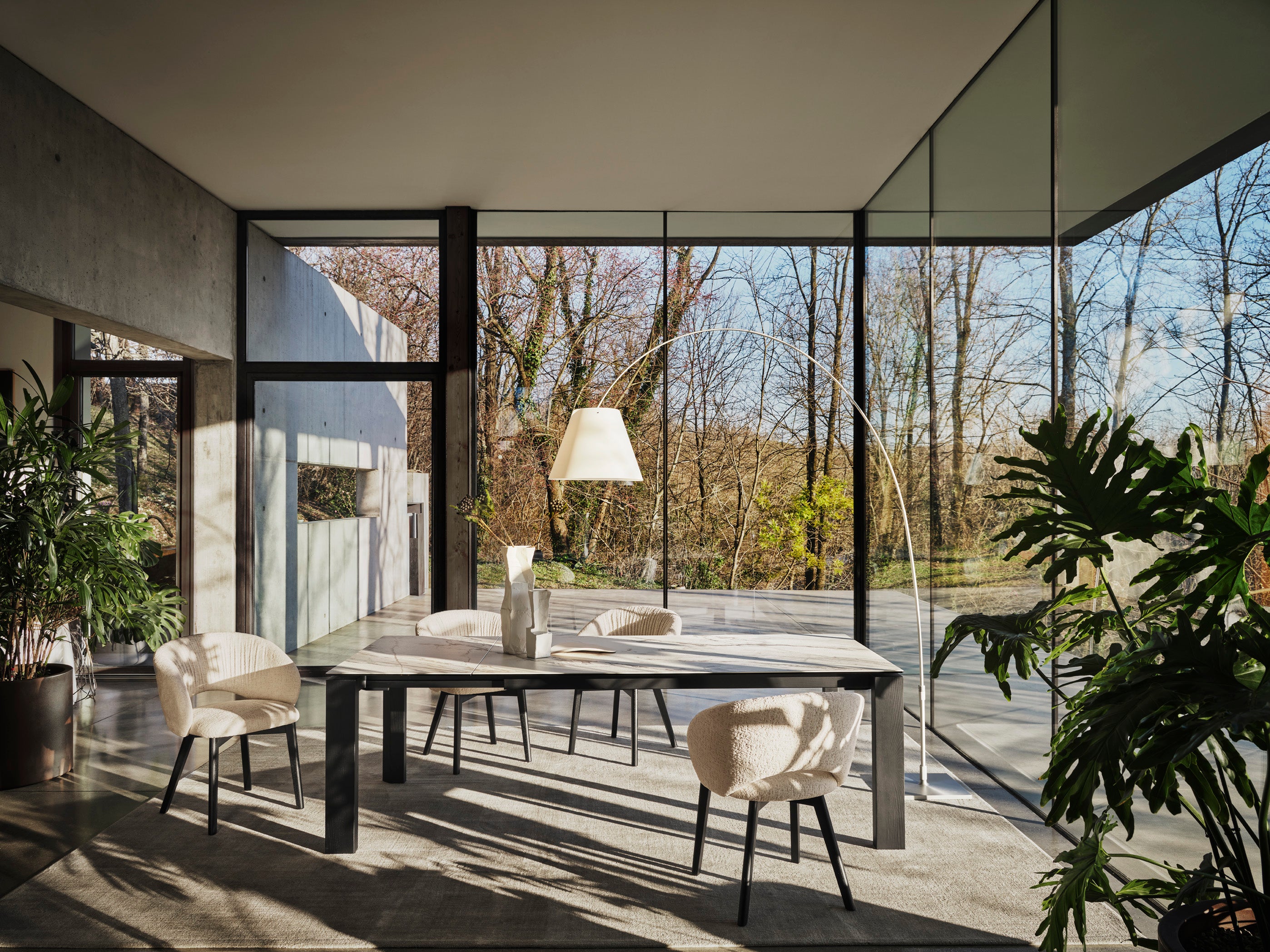 Ausziehbarer Tisch OMNIA mit weißer Tischplatte und Nussbaumfuß