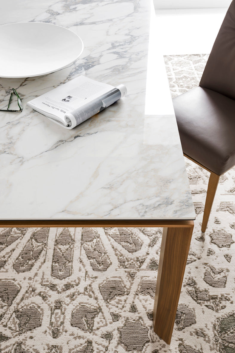 Ausziehbarer Tisch OMNIA mit weißer Tischplatte und Nussbaumfuß