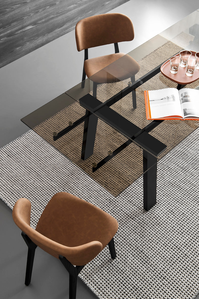 Stoel CLAIRE taupe met zwarte houten basis