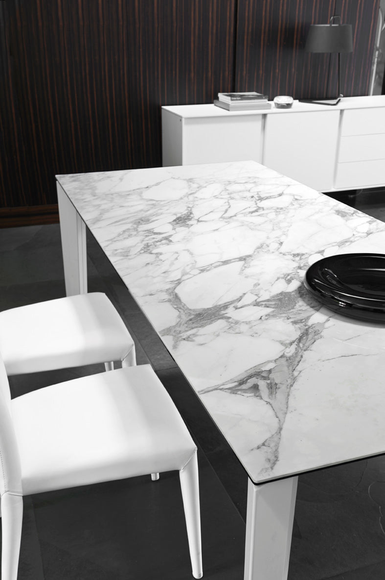 Ausziehbarer Tisch DELTA mit weißer Platte und schwarzem Gestell