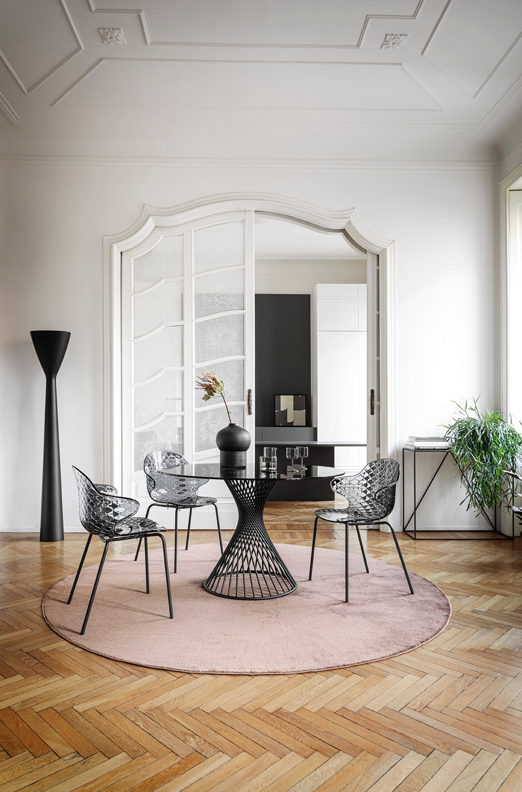 Stoel SAINT TROPEZ transparante zitting met gouden metalen basis