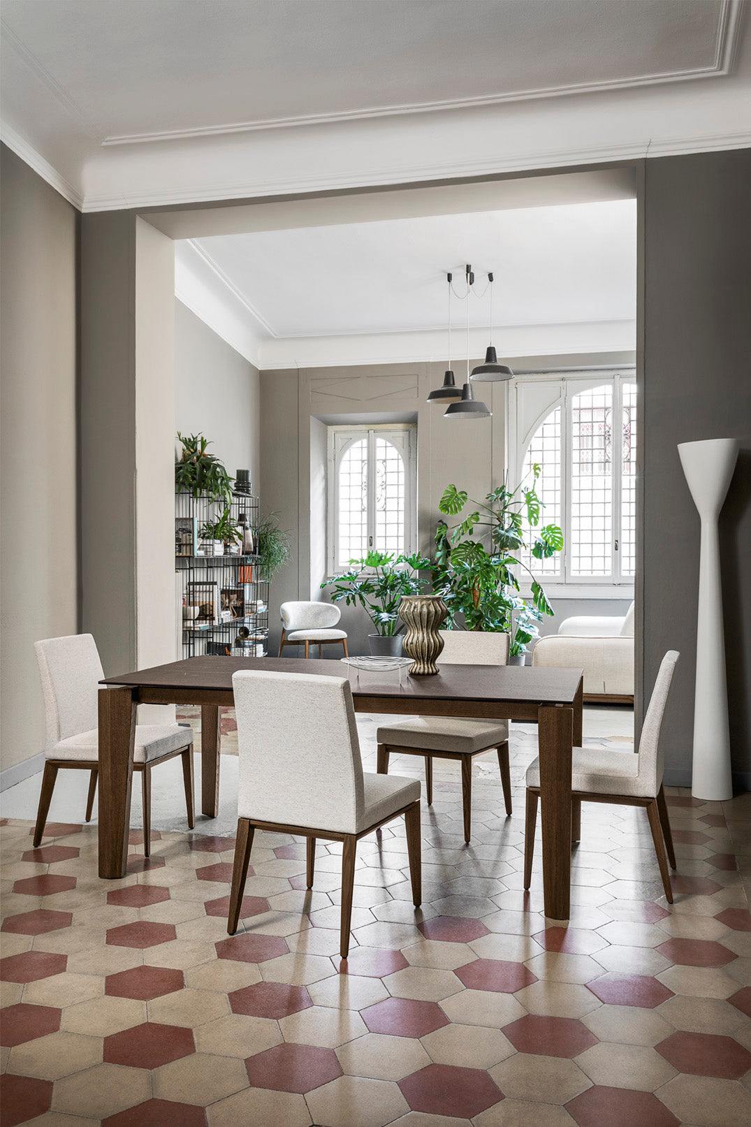 BESS LOW stoel, gestoffeerd met een grafieten houten basis