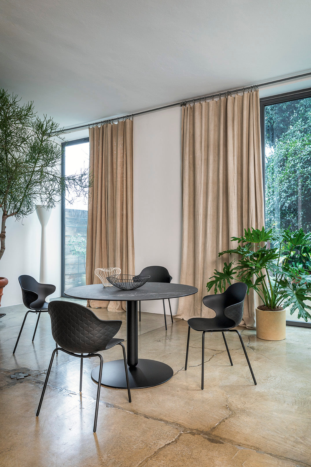 Stoel SAINT TROPEZ transparante zitting met gouden metalen basis