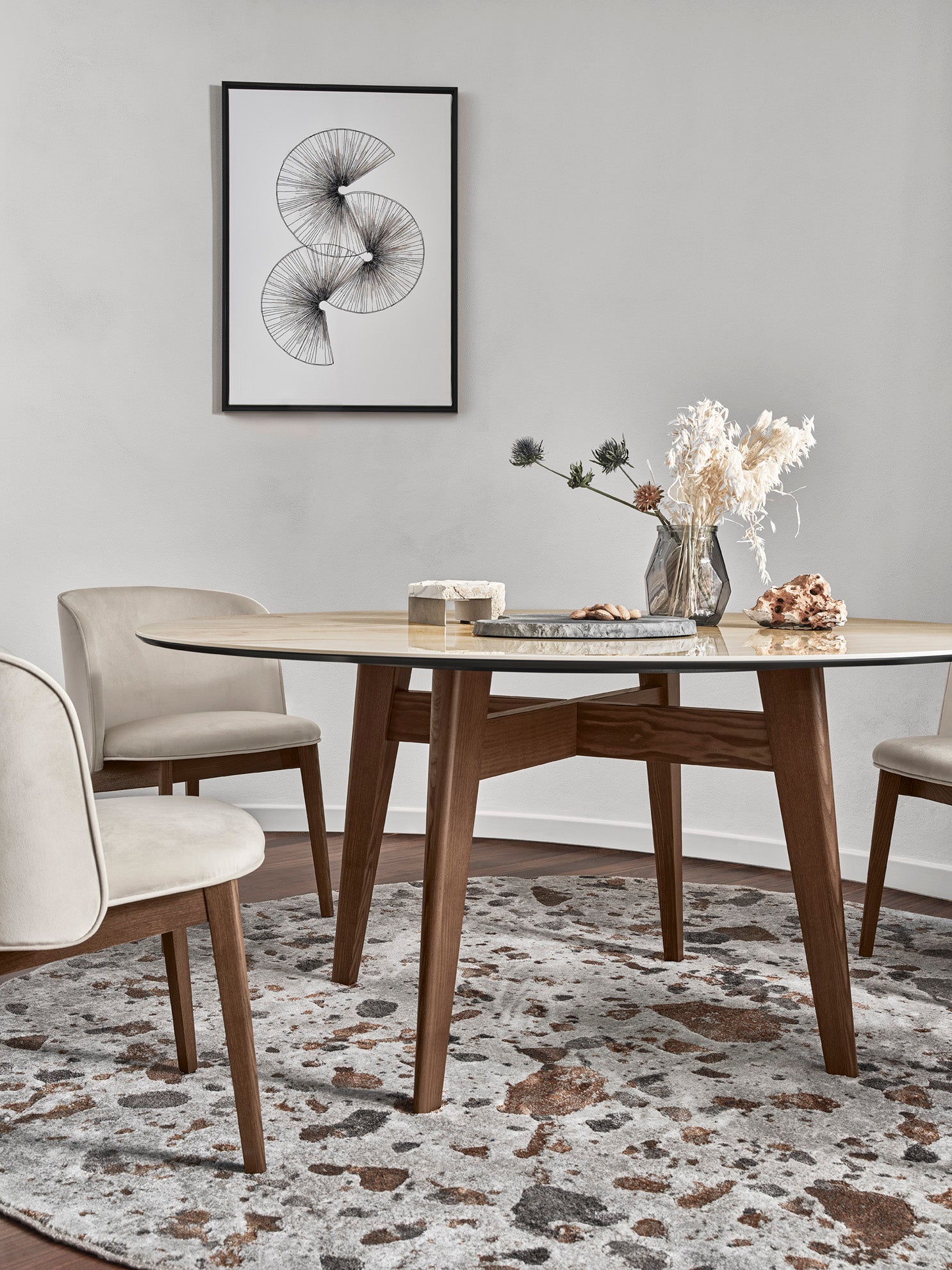 Fauteuil met armleuningen ABREY gestoffeerd met een notenhouten basis