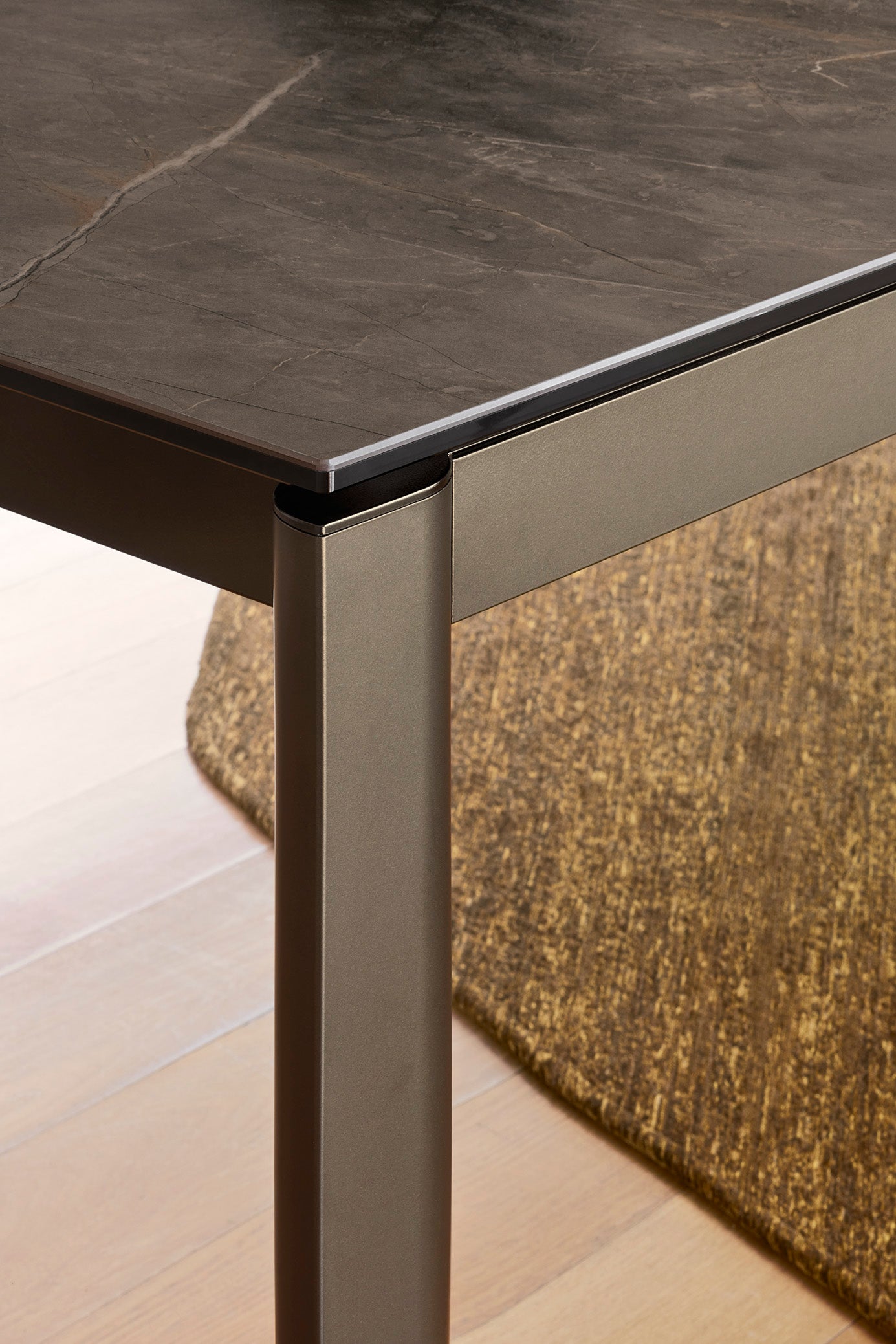 Ausziehbarer Tisch STREAM mit brauner Tischplatte und schwarzem Gestell