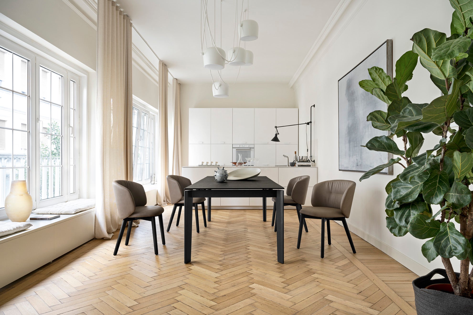 Uitschuifbare tafel DOGMA beige blad met donkere houten basis