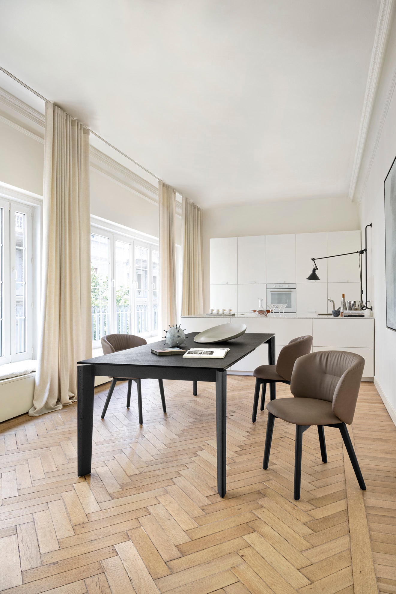 Uittrekbare tafel DOGMA met een wit blad en een zwarte basis