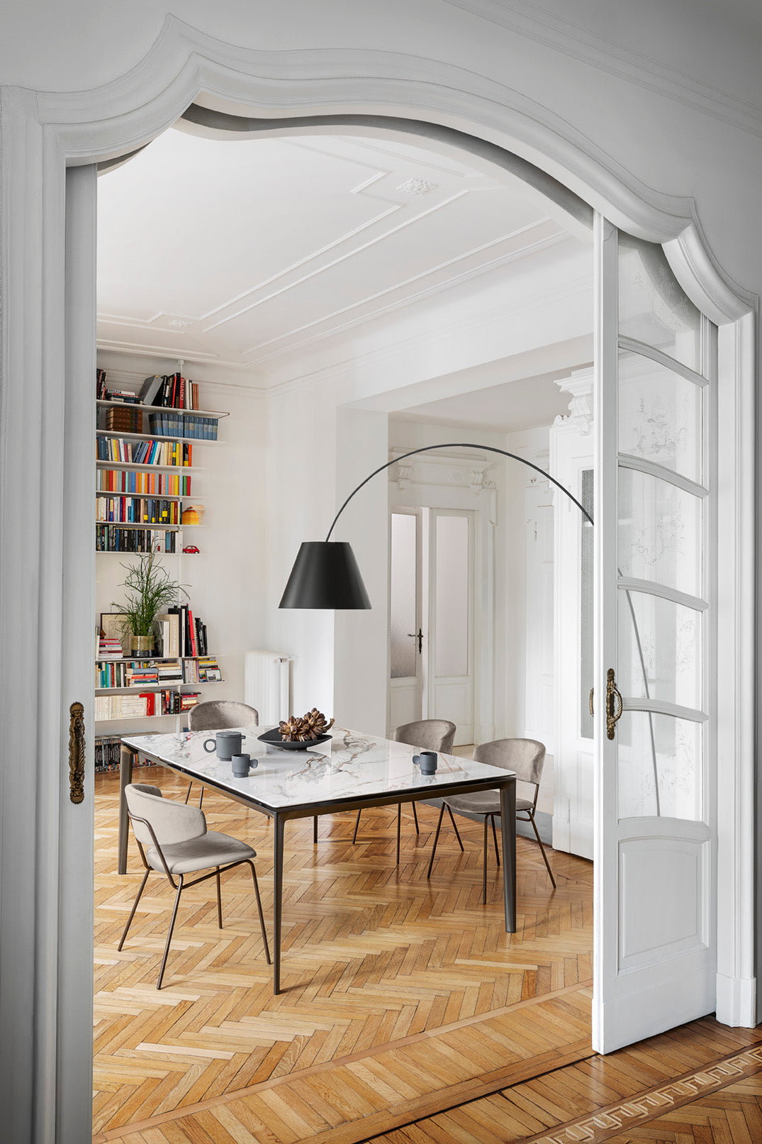 Extendable table BOMA with beige top and beige base