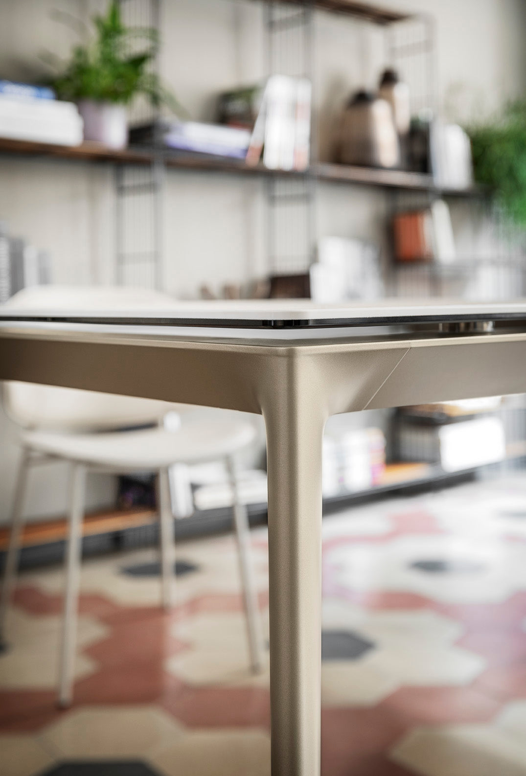 Extendable table BOMA with beige top and beige base