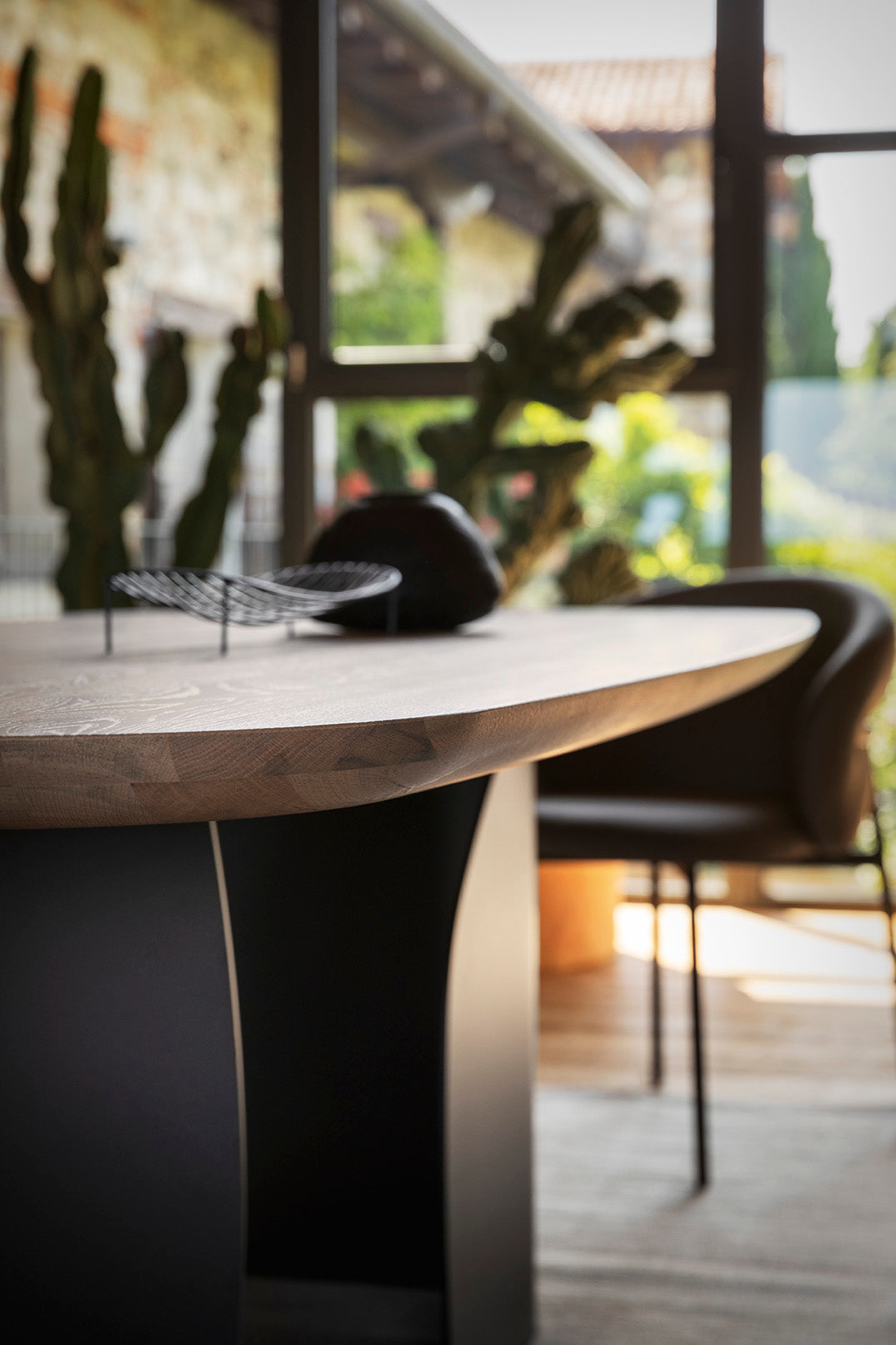 Tisch TWINS mit Nussbaumplatte und braunem Gestell