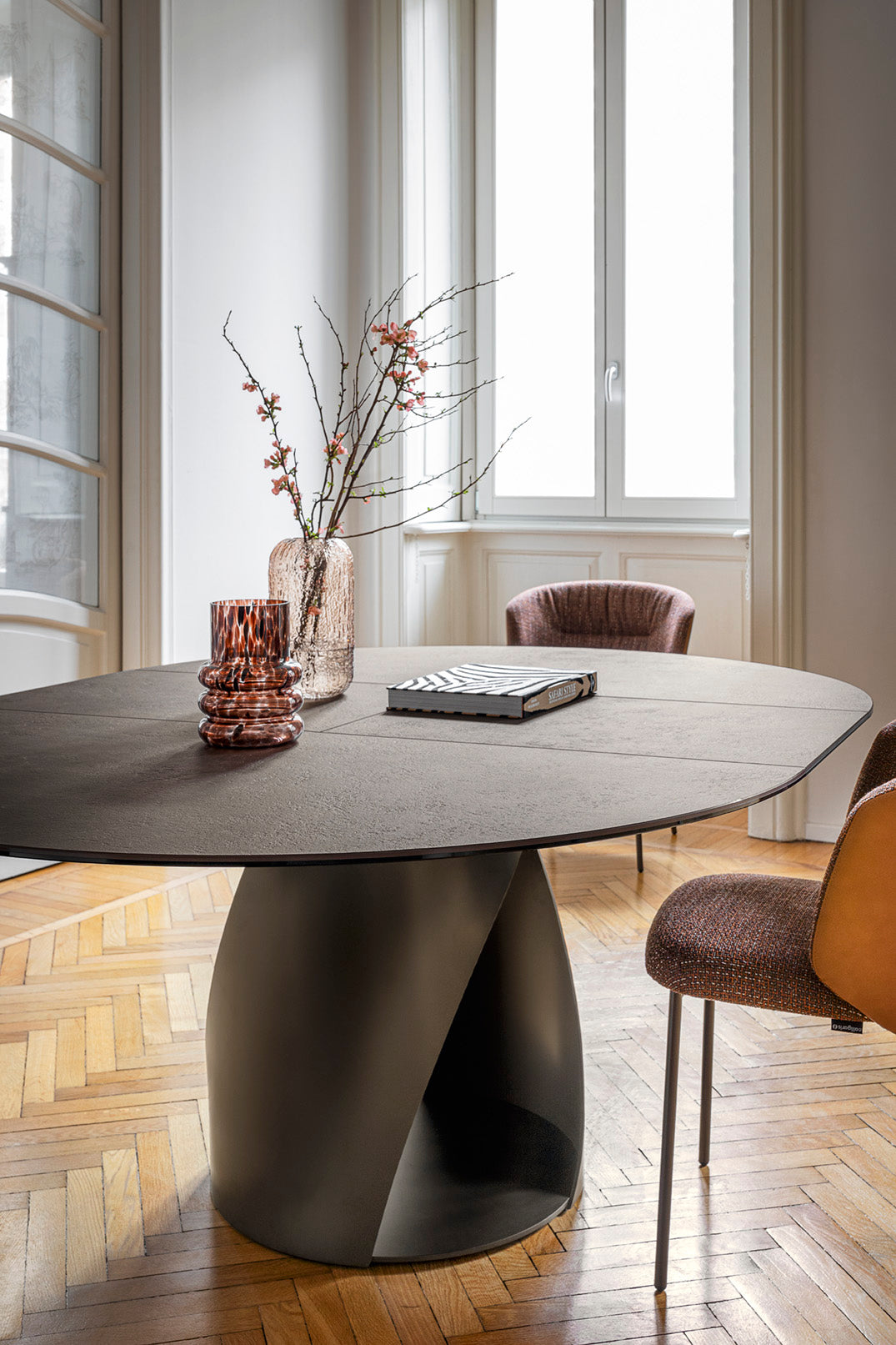 Round extendable table CYCLONE black top with brown base