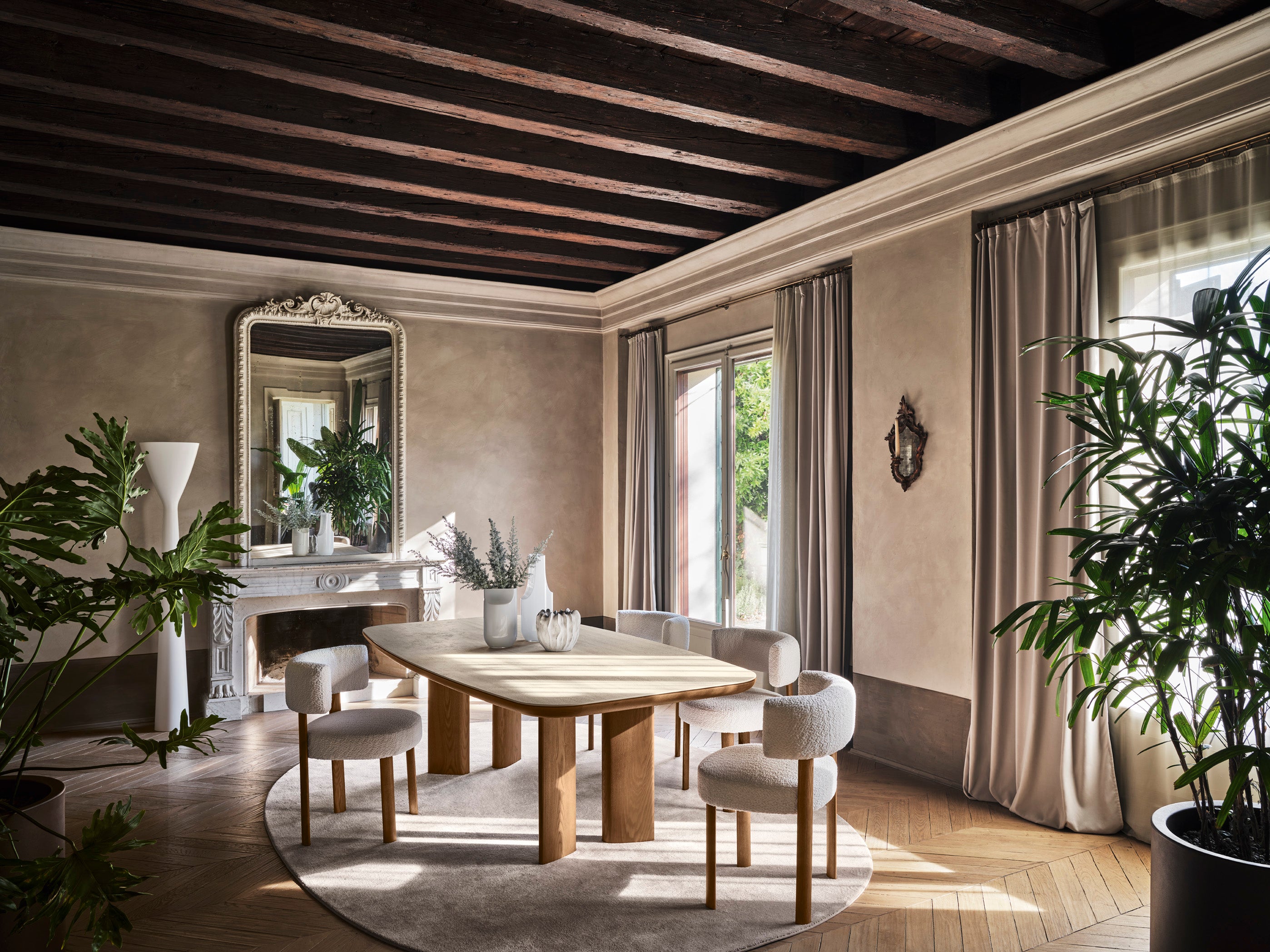 Tafel SANDY beige blad met notenhouten basis